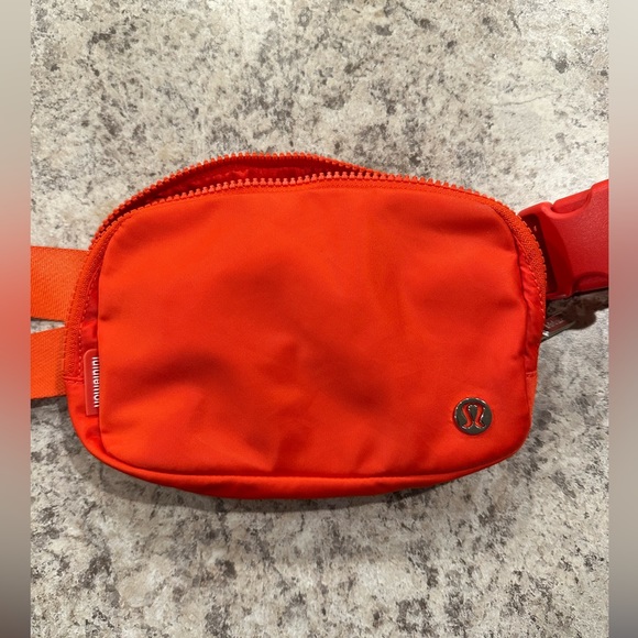 lululemon athletica Handbags - Lululemon Everywhere belt bag
